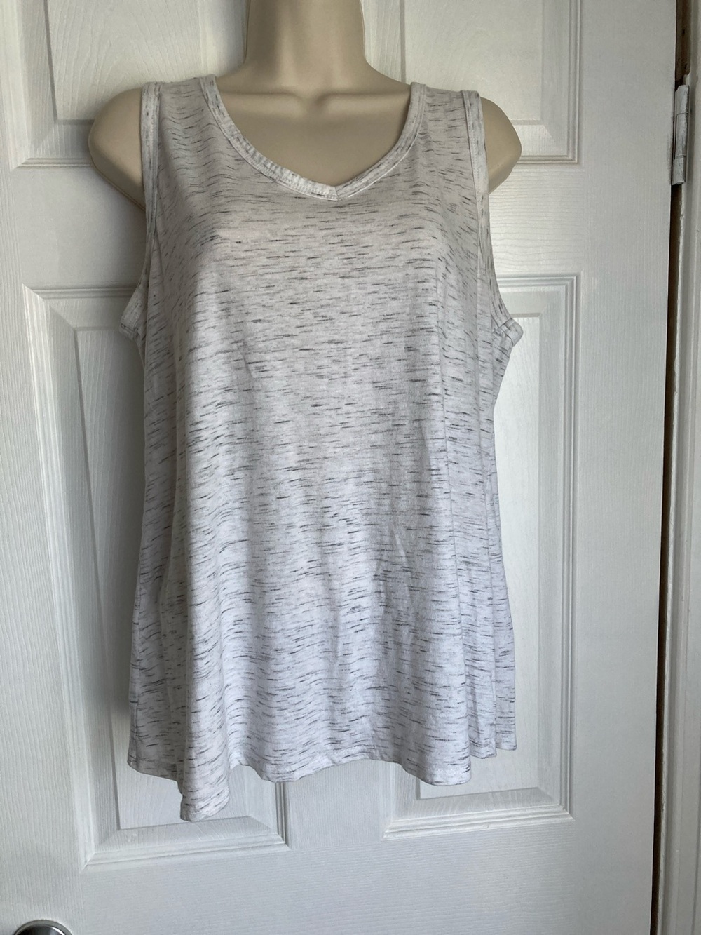 JUST BE Light Heather Gray & White V-Neck Tank Top Womens Large